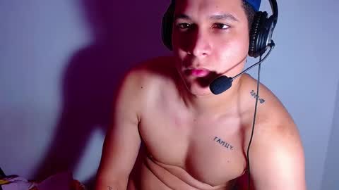 Snapshot of phoenixgnz08 chatting on December 21, 12:27 pm AdnierGnz online show from December 21, 12:27 pm