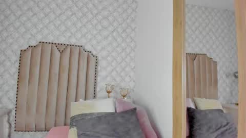 Snapshot of pia_johnson_ chatting on February 24, 11:43 am online show from February 24, 11:43 am