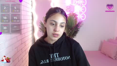 Snapshot of pia_tay chatting on December 24, 8:00 am PIA online show from December 24, 8:00 am