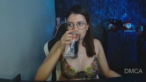 Snapshot of piixiie_d_oll chatting on December 7, 1:25 am Andrea G online show from December 7, 1:25 am