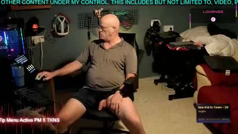 Snapshot of pilot_dave_69 chatting on October 26, 5:24 am Dave online show from October 26, 5:24 am