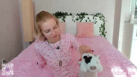 Snapshot of pink_lila18 chatting on October 9, 8:12 am pink_lila18 online show from October 9, 8:12 am
