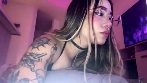 Snapshot of pink_quarz chatting on December 3, 11:25 pm KELLY online show from December 3, 11:25 pm