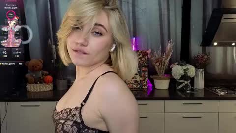 Snapshot of pinkadele chatting on March 12, 12:04 pm Adele online show from March 12, 12:04 pm