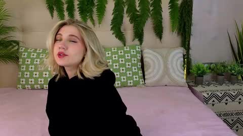 Snapshot of pinkadele chatting on October 9, 9:40 am Adele online show from October 9, 9:40 am