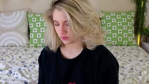 Snapshot of pinkadele chatting on November 18, 9:47 am Adele online show from November 18, 9:47 am