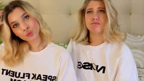 Snapshot of pinkadele chatting on December 4, 10:51 pm Adele online show from December 4, 10:51 pm