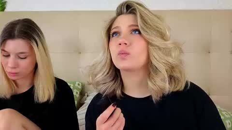 Snapshot of pinkadele chatting on December 15, 9:02 am Adele online show from December 15, 9:02 am