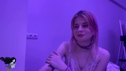 Snapshot of pinkvampire chatting on October 31, 7:59 pm Sara online show from October 31, 7:59 pm