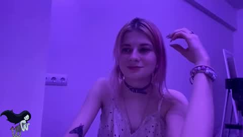 Snapshot of pinkvampire chatting on November 5, 3:01 pm Sara online show from November 5, 3:01 pm