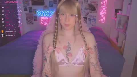 Snapshot of pinkvenom_ chatting on September 29, 11:37 am pinkvenom_ online show from September 29, 11:37 am
