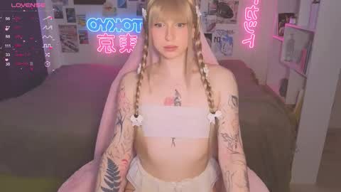 Snapshot of pinkvenom_ chatting on October 7, 8:22 am pinkvenom_ online show from October 7, 8:22 am