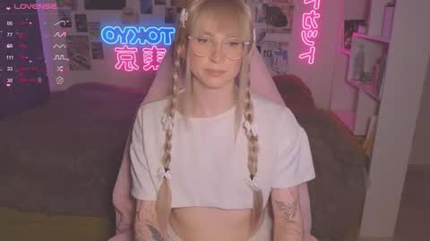 Snapshot of pinkvenom_ chatting on October 9, 4:49 pm pinkvenom_ online show from October 9, 4:49 pm