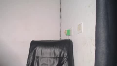 Snapshot of pinky_pussy68635 chatting on October 6, 4:43 am Arena online show from October 6, 4:43 am