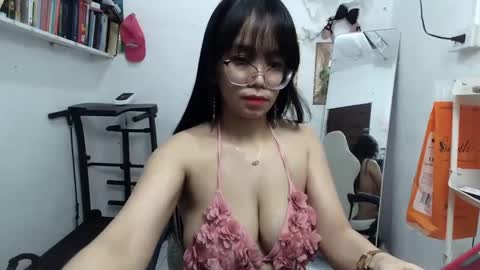 Snapshot of pinkyrosexx chatting on January 27, 12:22 am Rose online show from January 27, 12:22 am