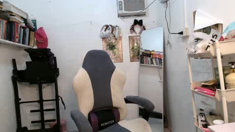 Snapshot of pinkyrosexx chatting on February 4, 10:24 pm Rose online show from February 4, 10:24 pm