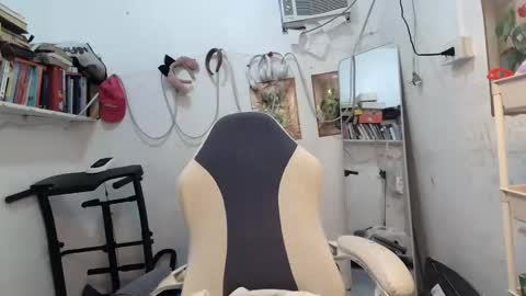 Snapshot of pinkyrosexx chatting on February 28, 12:43 am Rose online show from February 28, 12:43 am