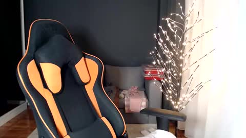 piscesgirl06 online show from December 10, 5:50 am