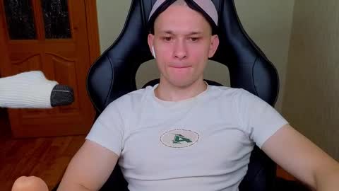 Snapshot of pistonpojizni chatting on December 31, 2:08 am STRONGBEAUTY online show from December 31, 2:08 am