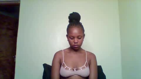 Snapshot of pixie_roman chatting on December 18, 3:45 am Majesty online show from December 18, 3:45 am