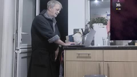 Snapshot of playme828530 chatting on December 3, 5:04 am Play Me online show from December 3, 5:04 am