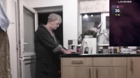 Snapshot of playme828530 chatting on December 15, 1:10 am Play Me online show from December 15, 1:10 am