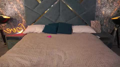 Snapshot of pleasurewecouple chatting on October 25, 1:07 pm Ira brunette and Vika blonde online show from October 25, 1:07 pm