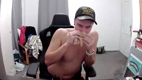 Snapshot of plkrisztian chatting on November 11, 11:27 pm plkrisztian online show from November 11, 11:27 pm