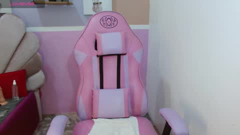 Snapshot of poison_liv chatting on January 23, 2:07 pm poison_liv online show from January 23, 2:07 pm