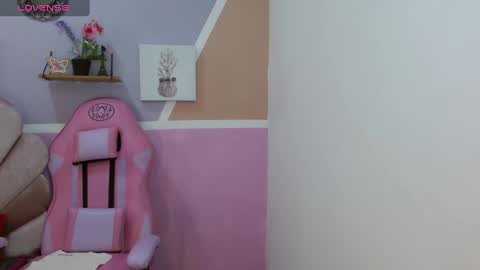 Snapshot of poison_liv chatting on February 7, 2:26 pm poison_liv online show from February 7, 2:26 pm