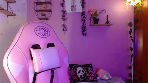 Snapshot of poison_liv chatting on September 25, 1:48 pm poison_liv online show from September 25, 1:48 pm