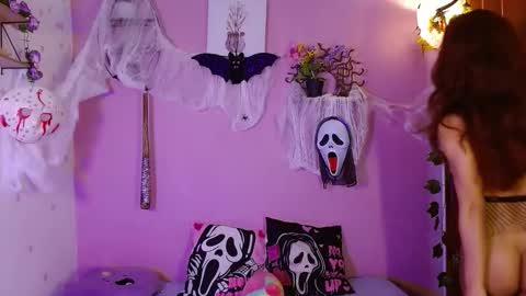 Snapshot of poison_liv chatting on October 6, 1:41 pm poison_liv online show from October 6, 1:41 pm