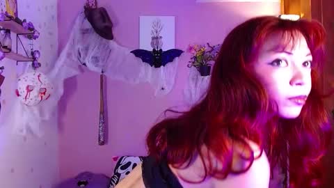 Snapshot of poison_liv chatting on October 10, 1:21 pm poison_liv online show from October 10, 1:21 pm