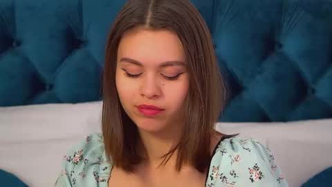 Snapshot of pollylanders chatting on November 19, 8:58 am Polly online show from November 19, 8:58 am