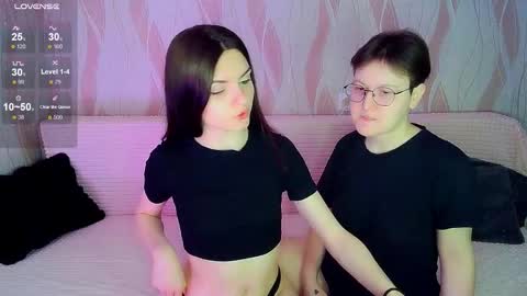 Snapshot of pornostendup chatting on December 17, 8:26 pm Ana and Tati online show from December 17, 8:26 pm