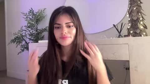 Snapshot of poutyselena chatting on December 1, 1:43 am Selena online show from December 1, 1:43 am