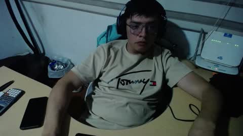 Snapshot of powerfulzeus2 chatting on November 29, 2:03 am powerfulzeus2 online show from November 29, 2:03 am