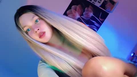 Snapshot of pretty_little_baby28 chatting on October 19, 9:37 pm Flor online show from October 19, 9:37 pm