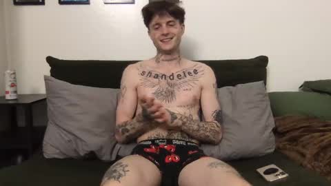 Snapshot of prettyboyszn chatting on October 16, 4:35 am pretty boy online show from October 16, 4:35 am