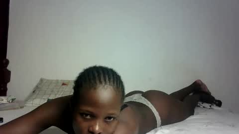 Snapshot of prettymelly_ chatting on February 25, 6:14 am Melly online show from February 25, 6:14 am