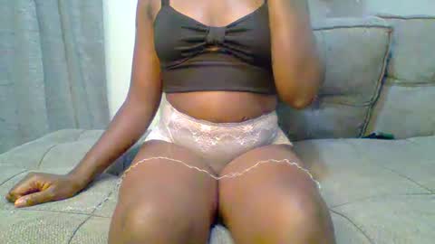 pretty queen online show from December 9, 9:37 pm