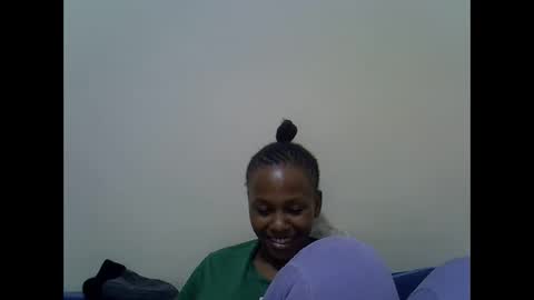 Snapshot of prettyqueenn1 chatting on December 9, 10:22 am sharon online show from December 9, 10:22 am