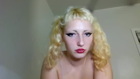 Snapshot of prettyunicorn555 chatting on December 2, 1:58 am Dahlia online show from December 2, 1:58 am