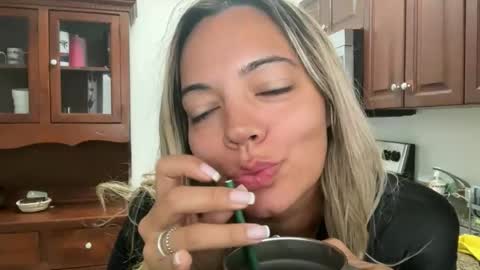 Snapshot of prettyyykittyyy22 chatting on November 1, 4:31 pm prettyyykittyyy22 online show from November 1, 4:31 pm