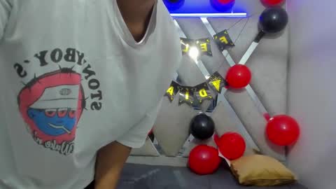 Snapshot of prince_arthur77 chatting on February 14, 12:47 pm prince_arthur77 online show from February 14, 12:47 pm