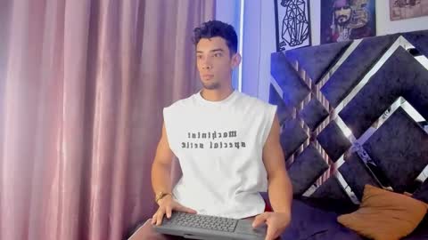 Snapshot of prince_arthur77 chatting on October 1, 1:39 pm prince_arthur77 online show from October 1, 1:39 pm