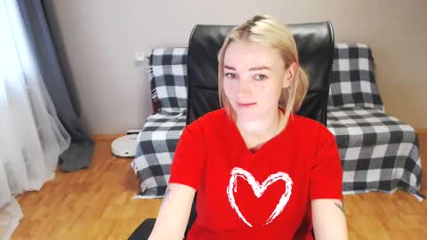 Snapshot of puma_ma chatting on February 16, 5:15 am Polly online show from February 16, 5:15 am