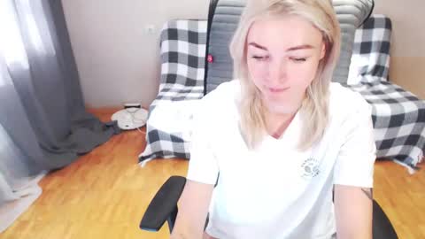 Snapshot of puma_ma chatting on September 16, 4:46 am Polly online show from September 16, 4:46 am