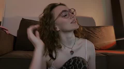 Snapshot of purity_ring chatting on December 26, 1:40 am Marie online show from December 26, 1:40 am