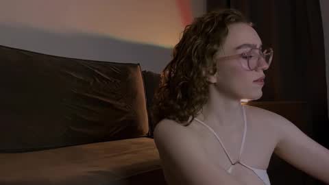 Snapshot of purity_ring chatting on February 19, 1:29 am Marie online show from February 19, 1:29 am